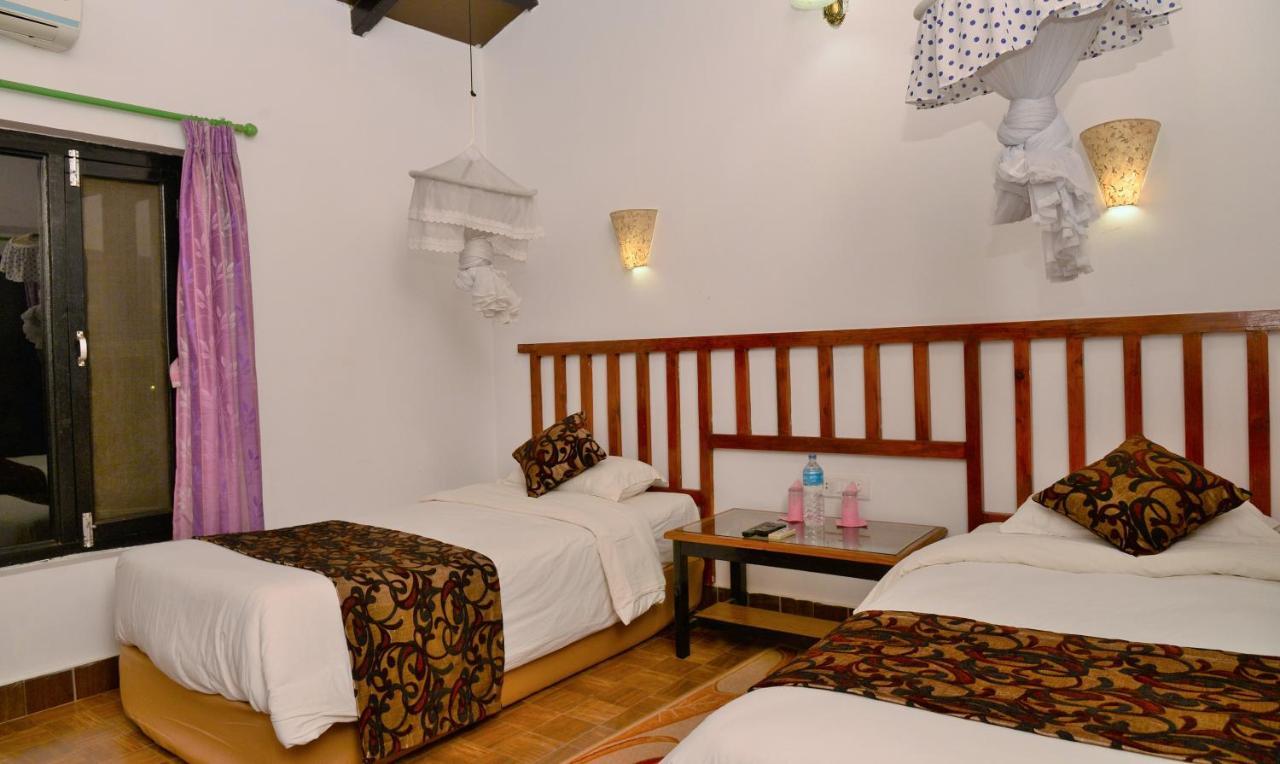Hotel Parkside & Swimming Pool-Between Greenery And Azure ,Your Perfect Retreat Chitwan Zewnętrze zdjęcie