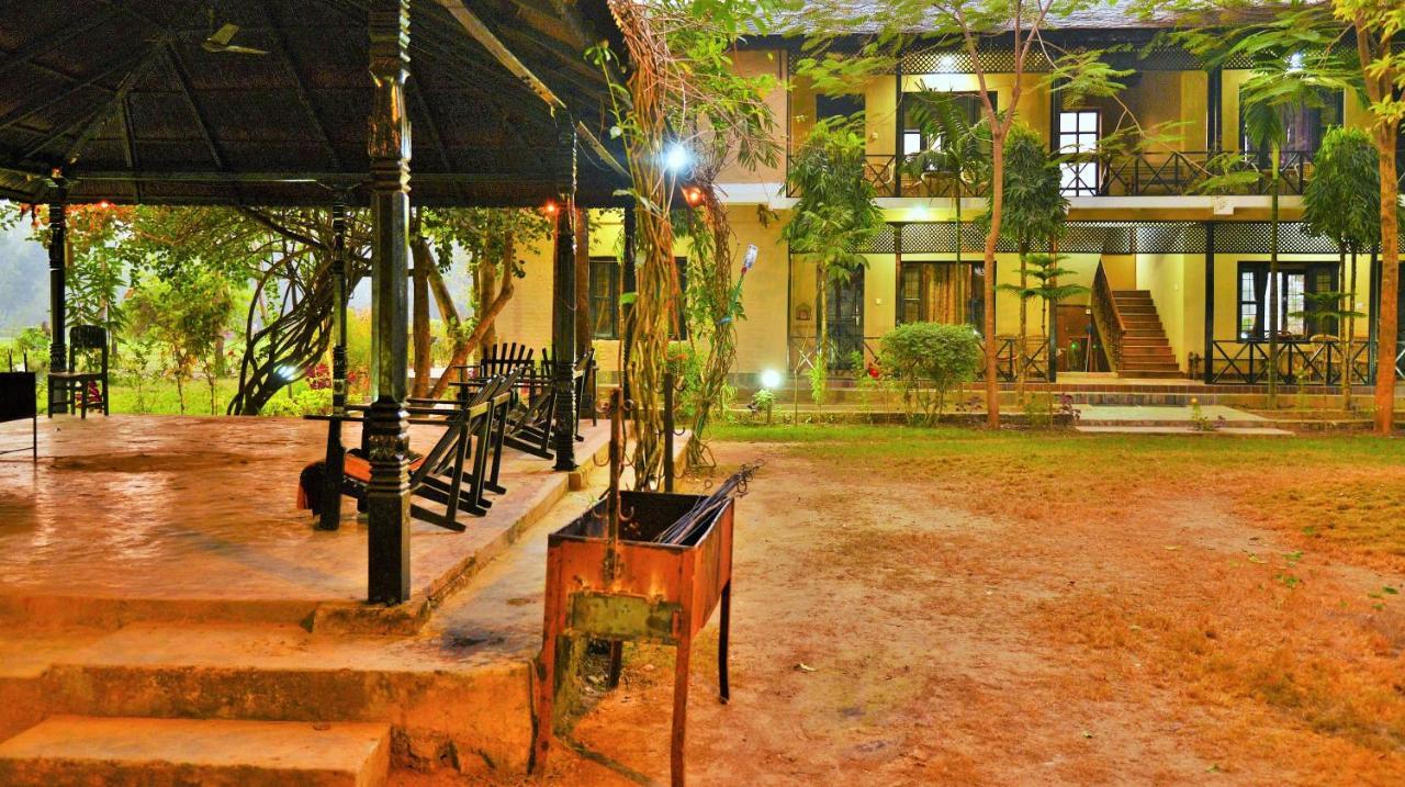 Hotel Parkside & Swimming Pool-Between Greenery And Azure ,Your Perfect Retreat Chitwan Zewnętrze zdjęcie