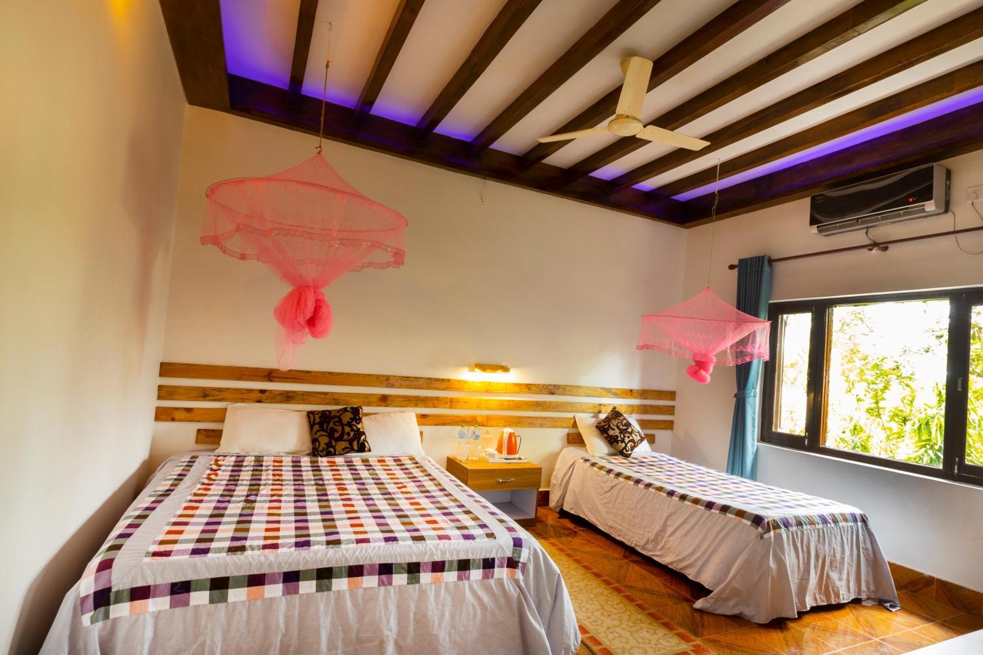 Hotel Parkside & Swimming Pool-Between Greenery And Azure ,Your Perfect Retreat Chitwan Zewnętrze zdjęcie