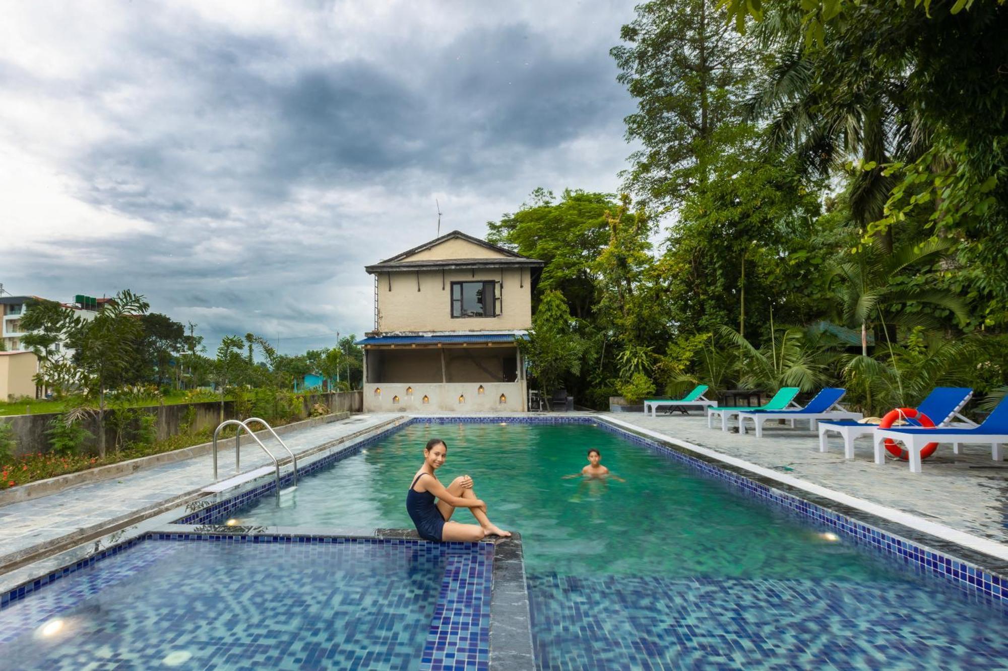 Hotel Parkside & Swimming Pool-Between Greenery And Azure ,Your Perfect Retreat Chitwan Zewnętrze zdjęcie