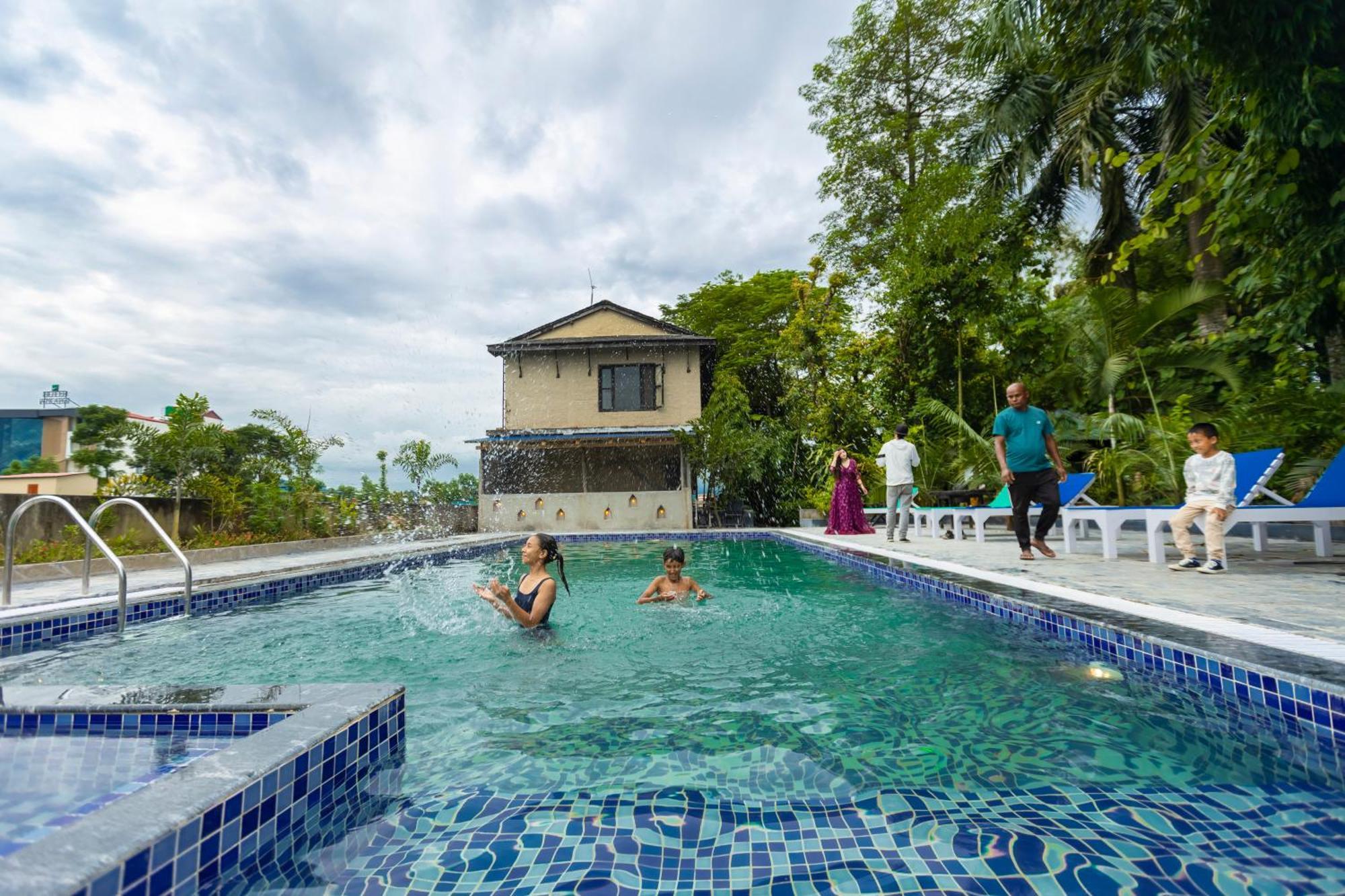 Hotel Parkside & Swimming Pool-Between Greenery And Azure ,Your Perfect Retreat Chitwan Zewnętrze zdjęcie
