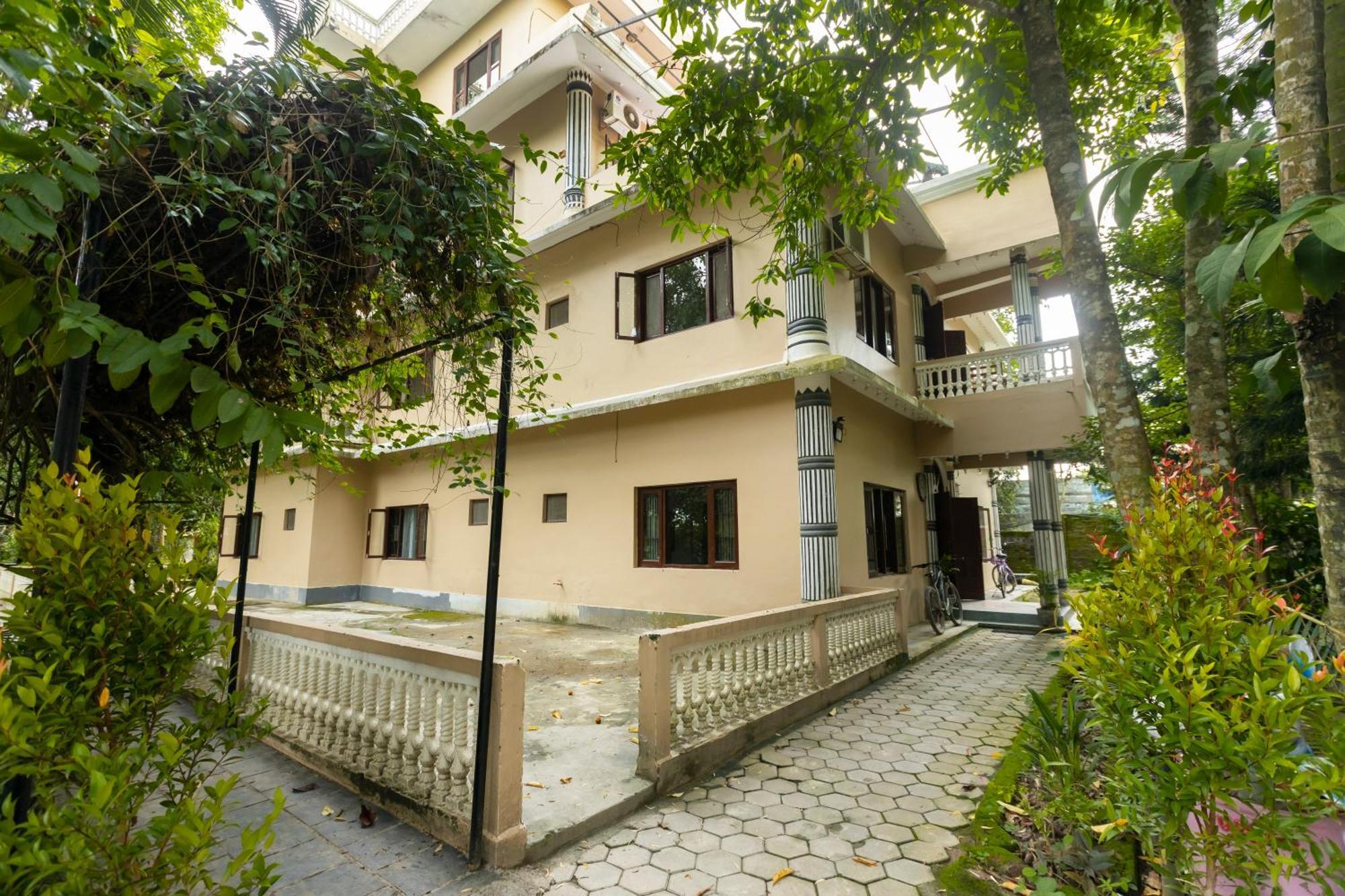 Hotel Parkside & Swimming Pool-Between Greenery And Azure ,Your Perfect Retreat Chitwan Zewnętrze zdjęcie