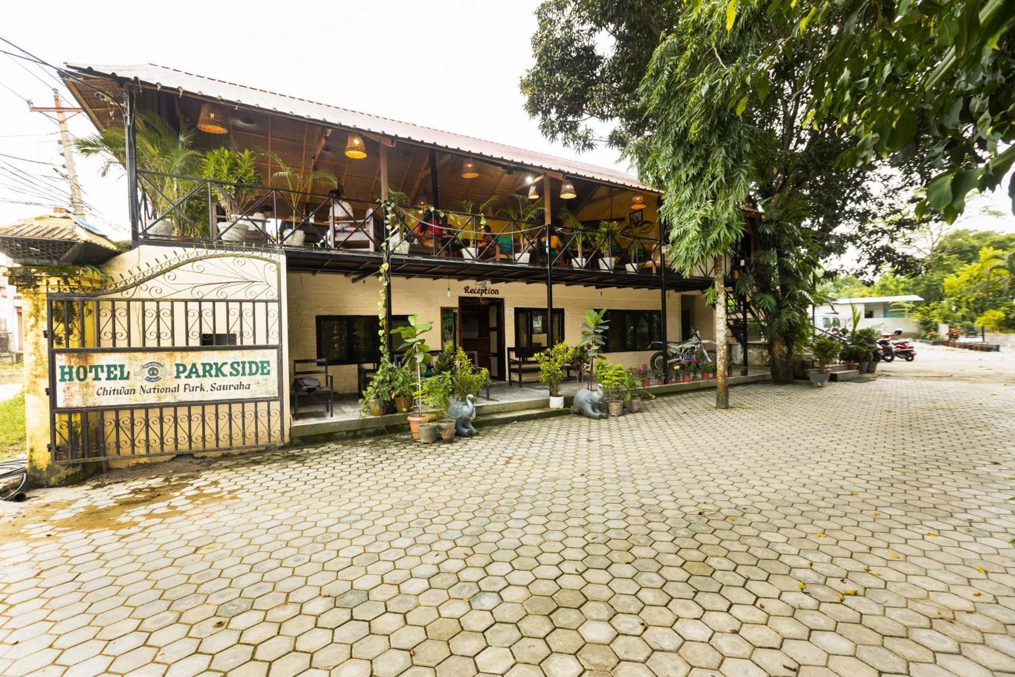 Hotel Parkside & Swimming Pool-Between Greenery And Azure ,Your Perfect Retreat Chitwan Zewnętrze zdjęcie