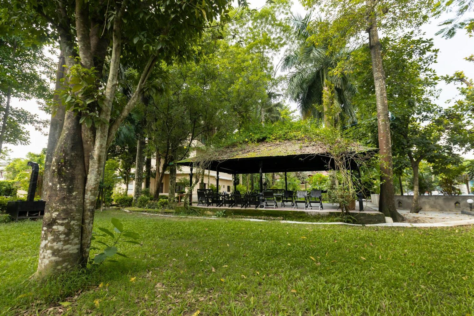 Hotel Parkside & Swimming Pool-Between Greenery And Azure ,Your Perfect Retreat Chitwan Zewnętrze zdjęcie