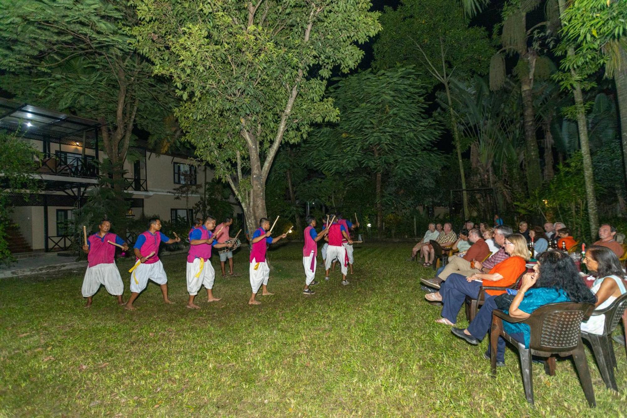 Hotel Parkside & Swimming Pool-Between Greenery And Azure ,Your Perfect Retreat Chitwan Zewnętrze zdjęcie