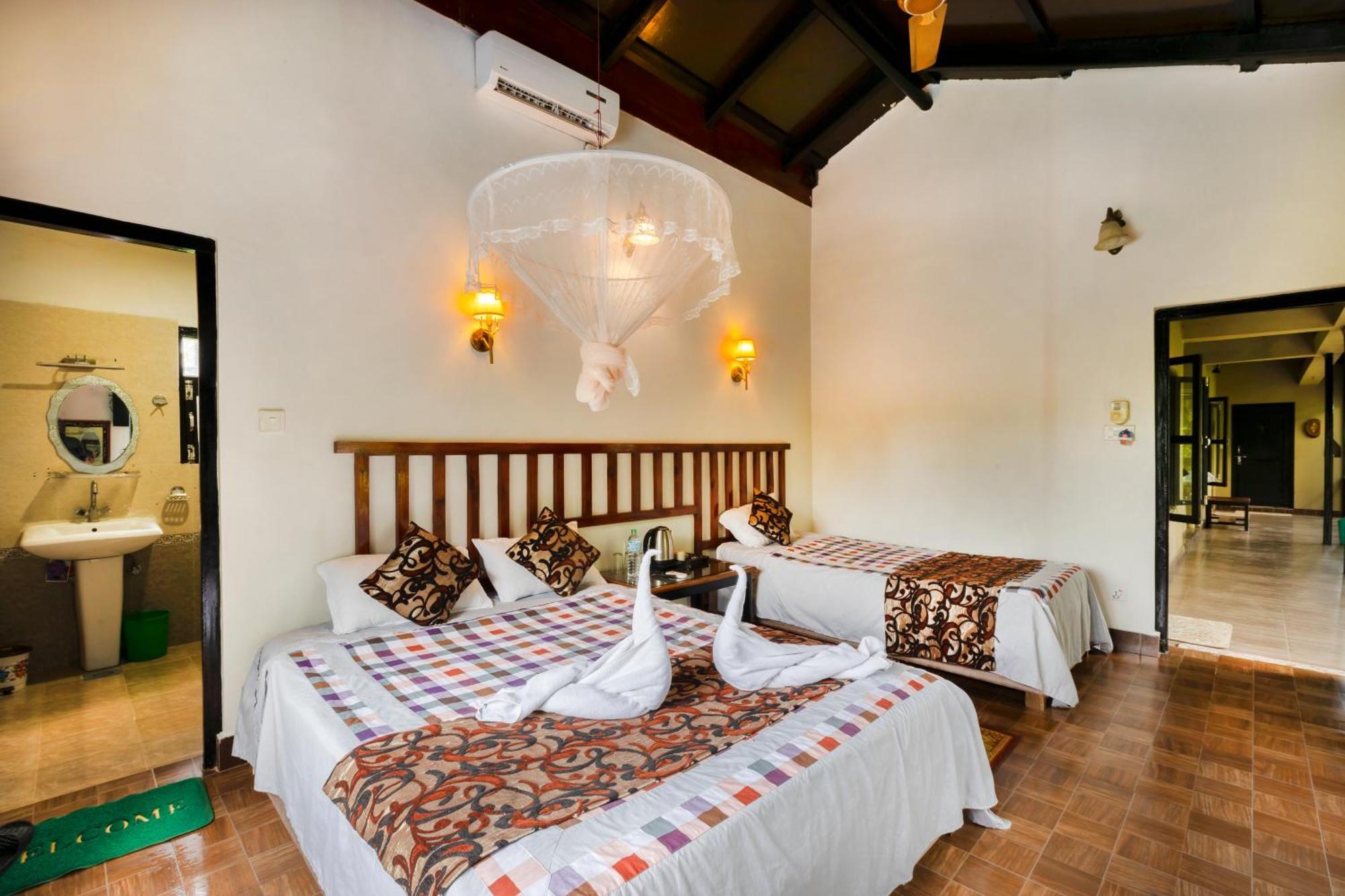 Hotel Parkside & Swimming Pool-Between Greenery And Azure ,Your Perfect Retreat Chitwan Zewnętrze zdjęcie
