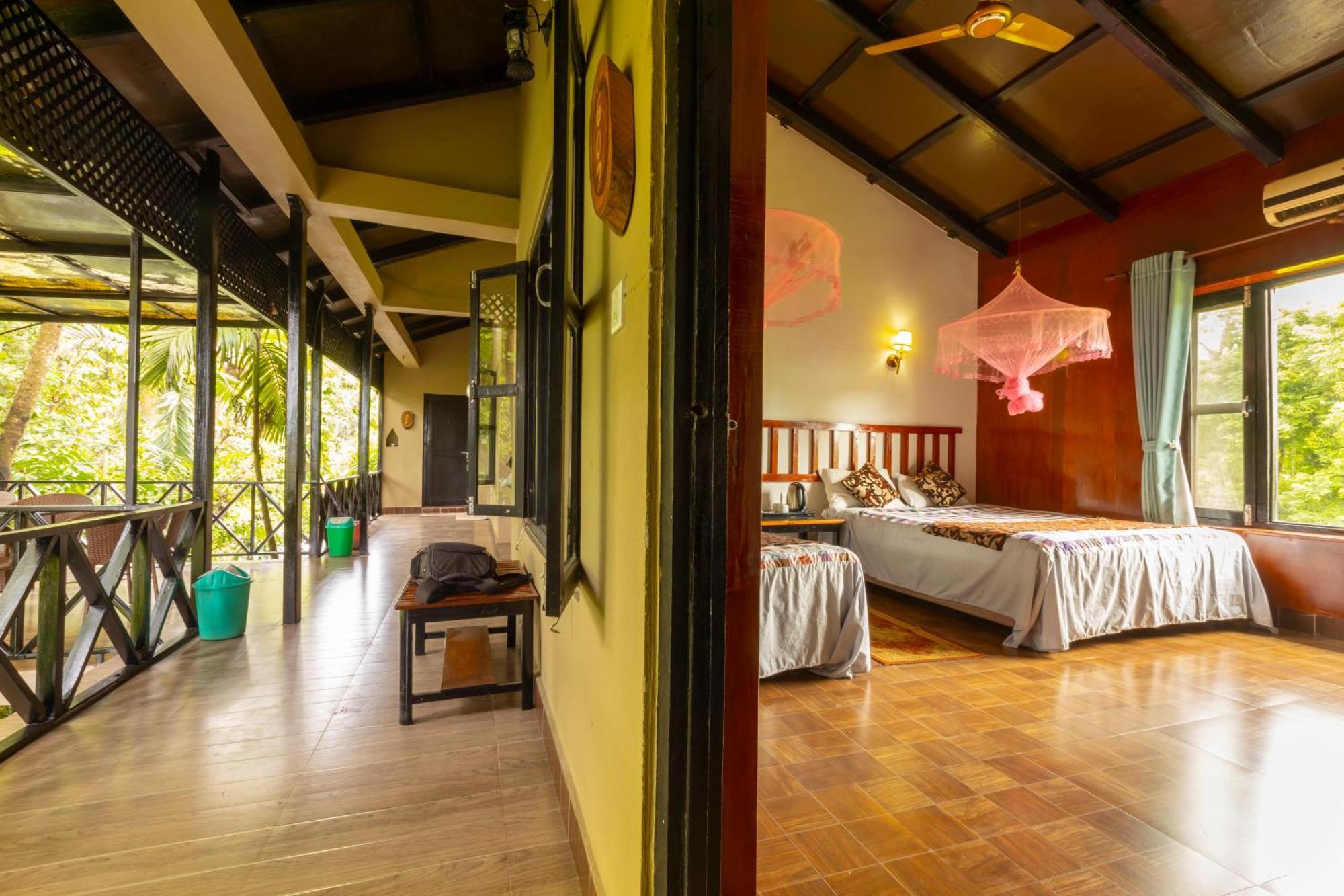 Hotel Parkside & Swimming Pool-Between Greenery And Azure ,Your Perfect Retreat Chitwan Zewnętrze zdjęcie