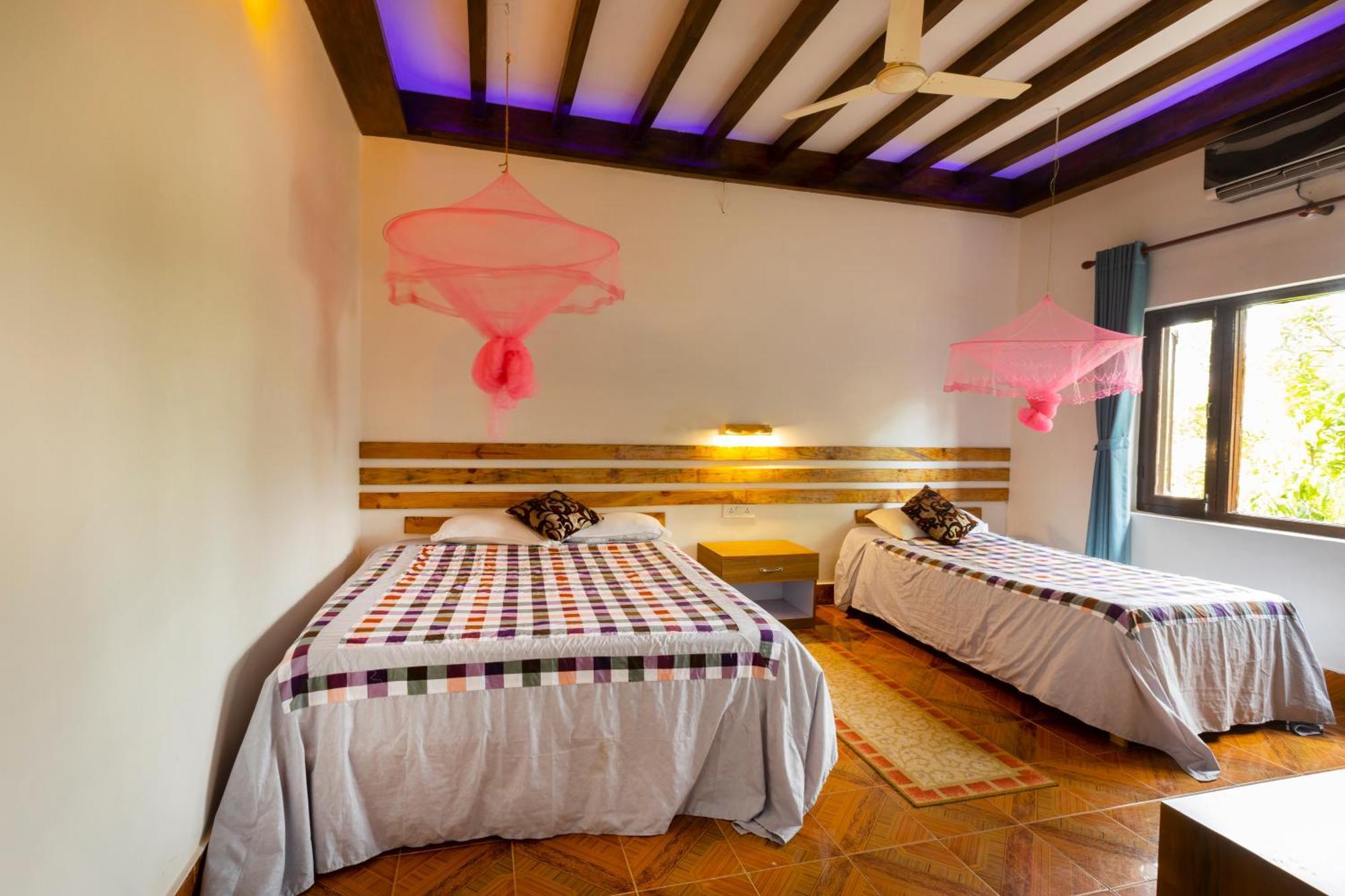 Hotel Parkside & Swimming Pool-Between Greenery And Azure ,Your Perfect Retreat Chitwan Zewnętrze zdjęcie