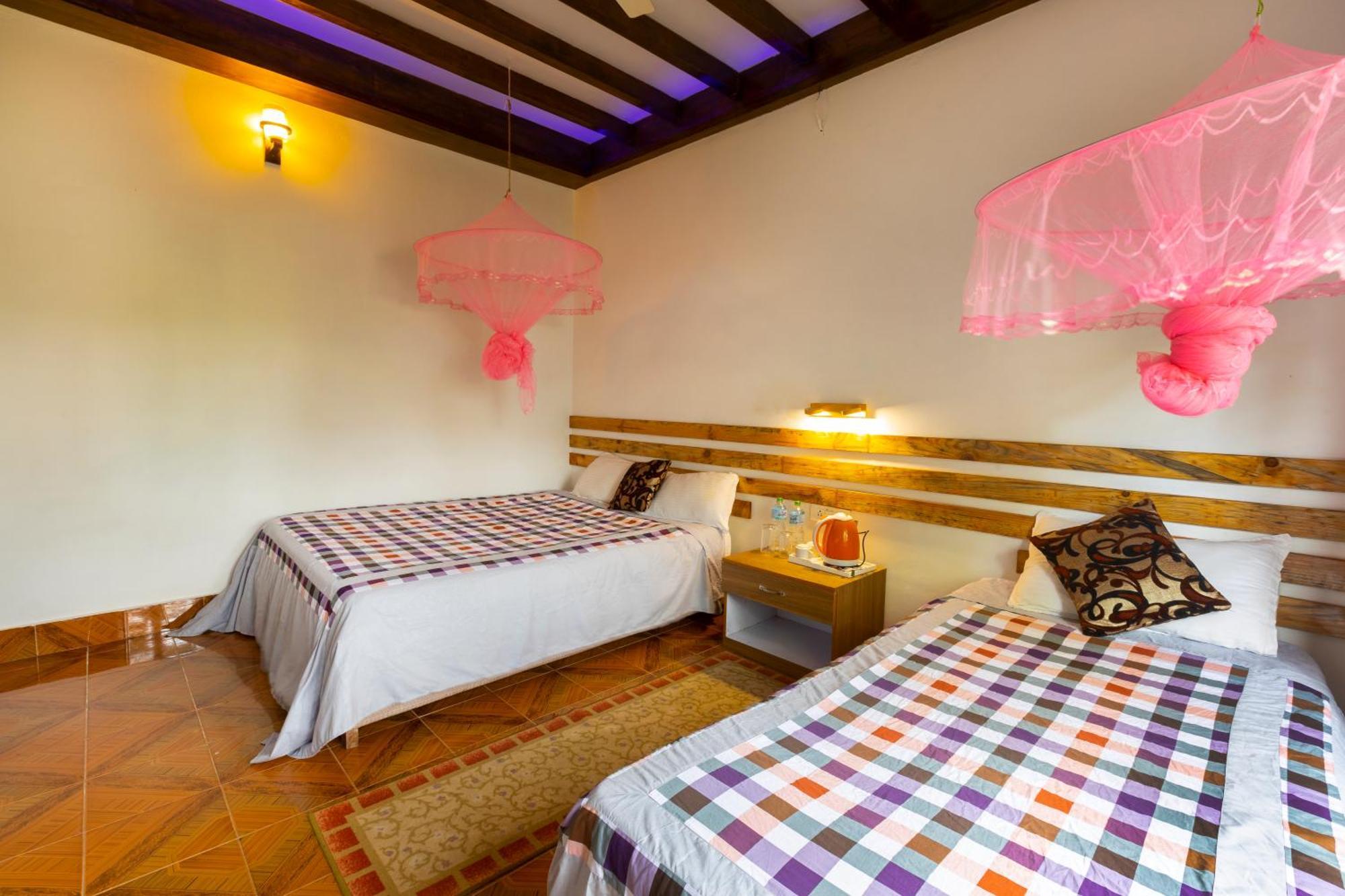 Hotel Parkside & Swimming Pool-Between Greenery And Azure ,Your Perfect Retreat Chitwan Zewnętrze zdjęcie