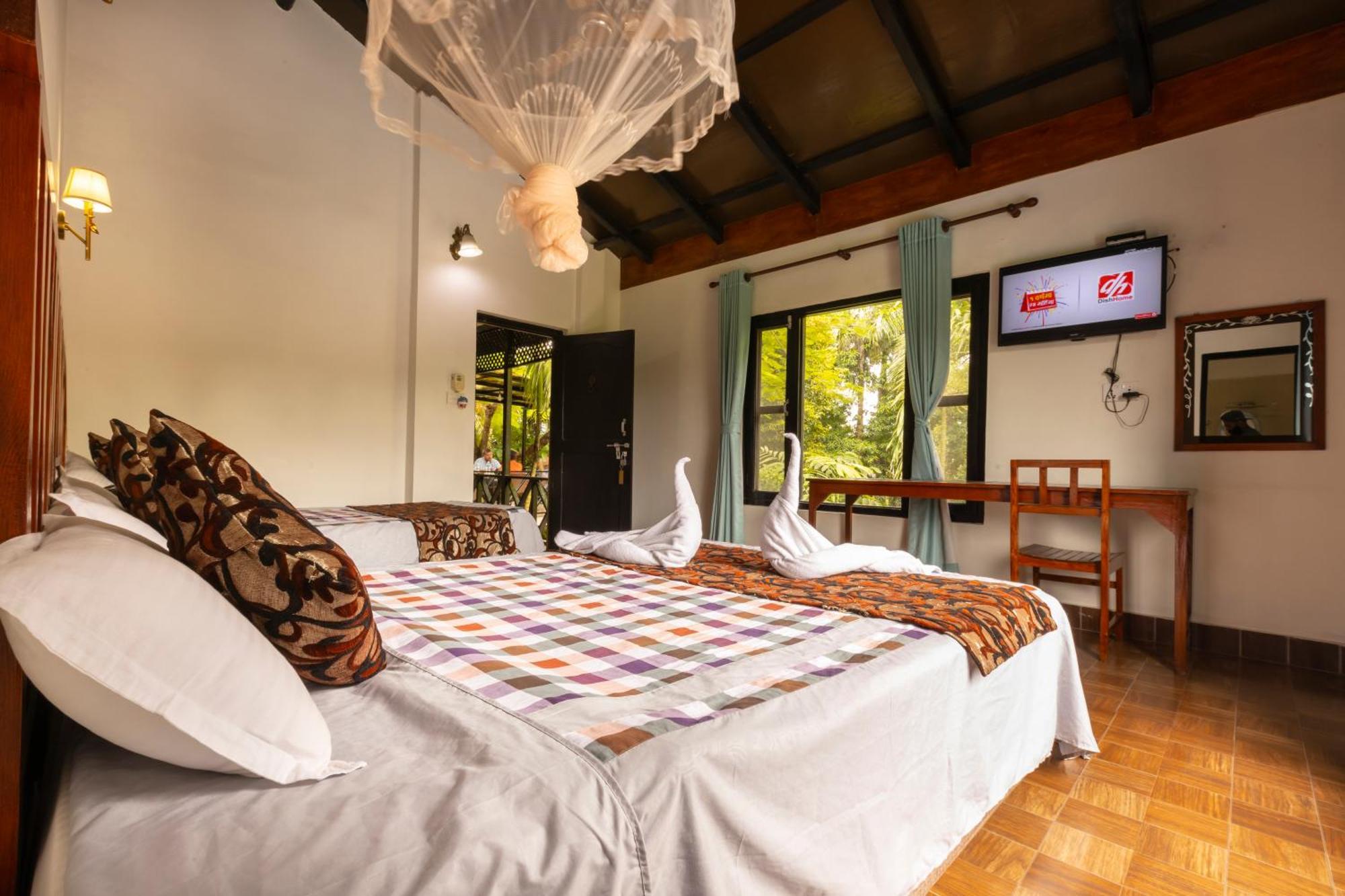 Hotel Parkside & Swimming Pool-Between Greenery And Azure ,Your Perfect Retreat Chitwan Zewnętrze zdjęcie