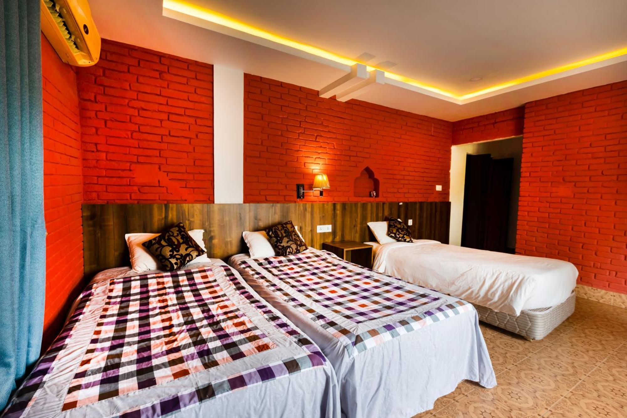 Hotel Parkside & Swimming Pool-Between Greenery And Azure ,Your Perfect Retreat Chitwan Zewnętrze zdjęcie