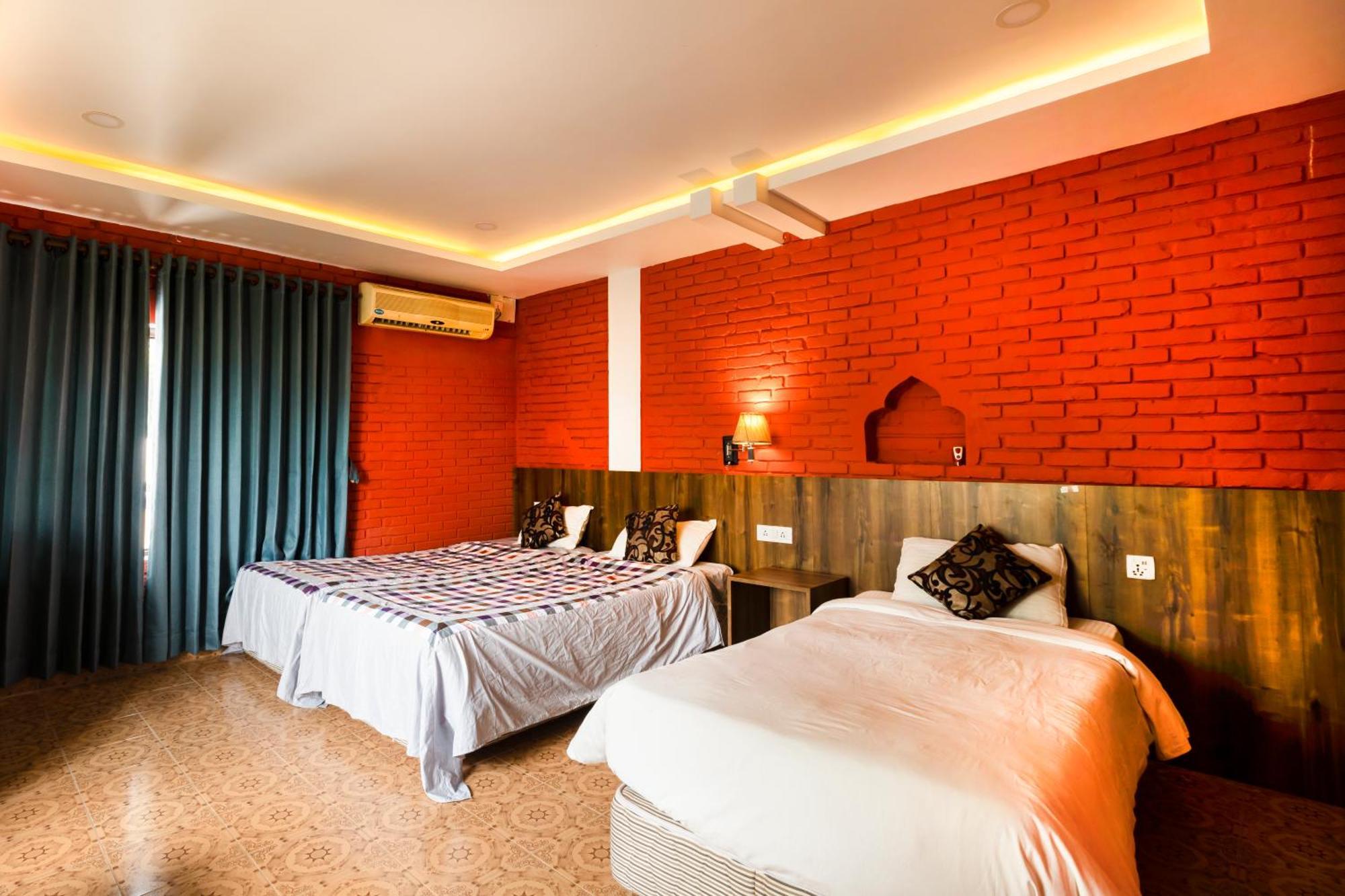 Hotel Parkside & Swimming Pool-Between Greenery And Azure ,Your Perfect Retreat Chitwan Zewnętrze zdjęcie