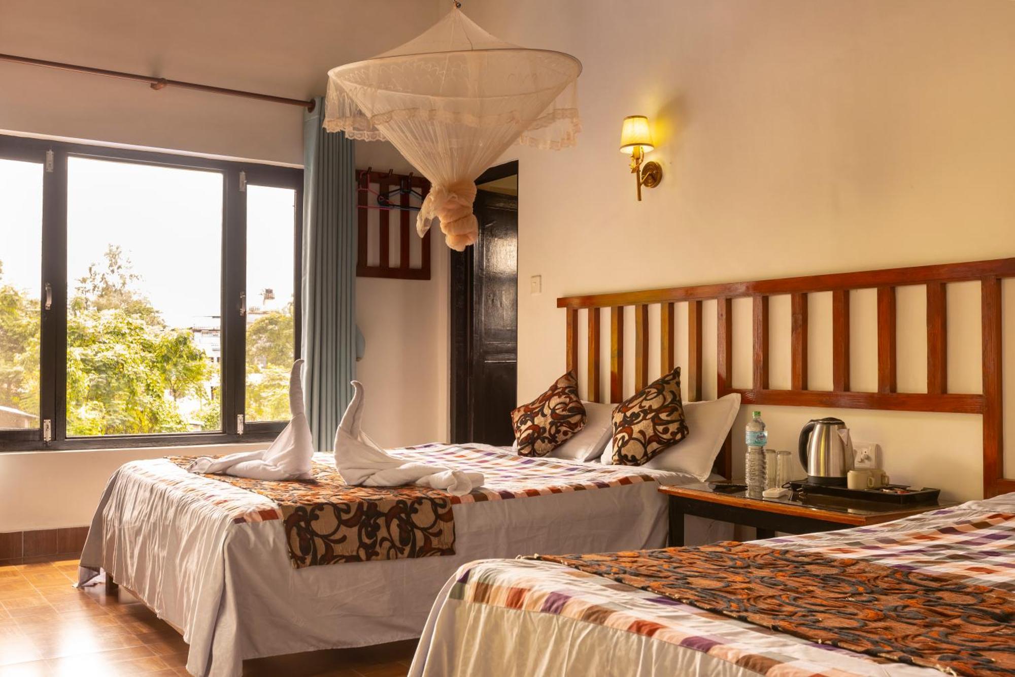 Hotel Parkside & Swimming Pool-Between Greenery And Azure ,Your Perfect Retreat Chitwan Zewnętrze zdjęcie
