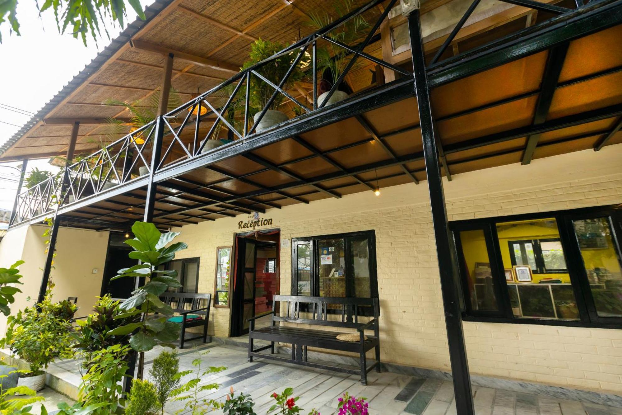 Hotel Parkside & Swimming Pool-Between Greenery And Azure ,Your Perfect Retreat Chitwan Zewnętrze zdjęcie