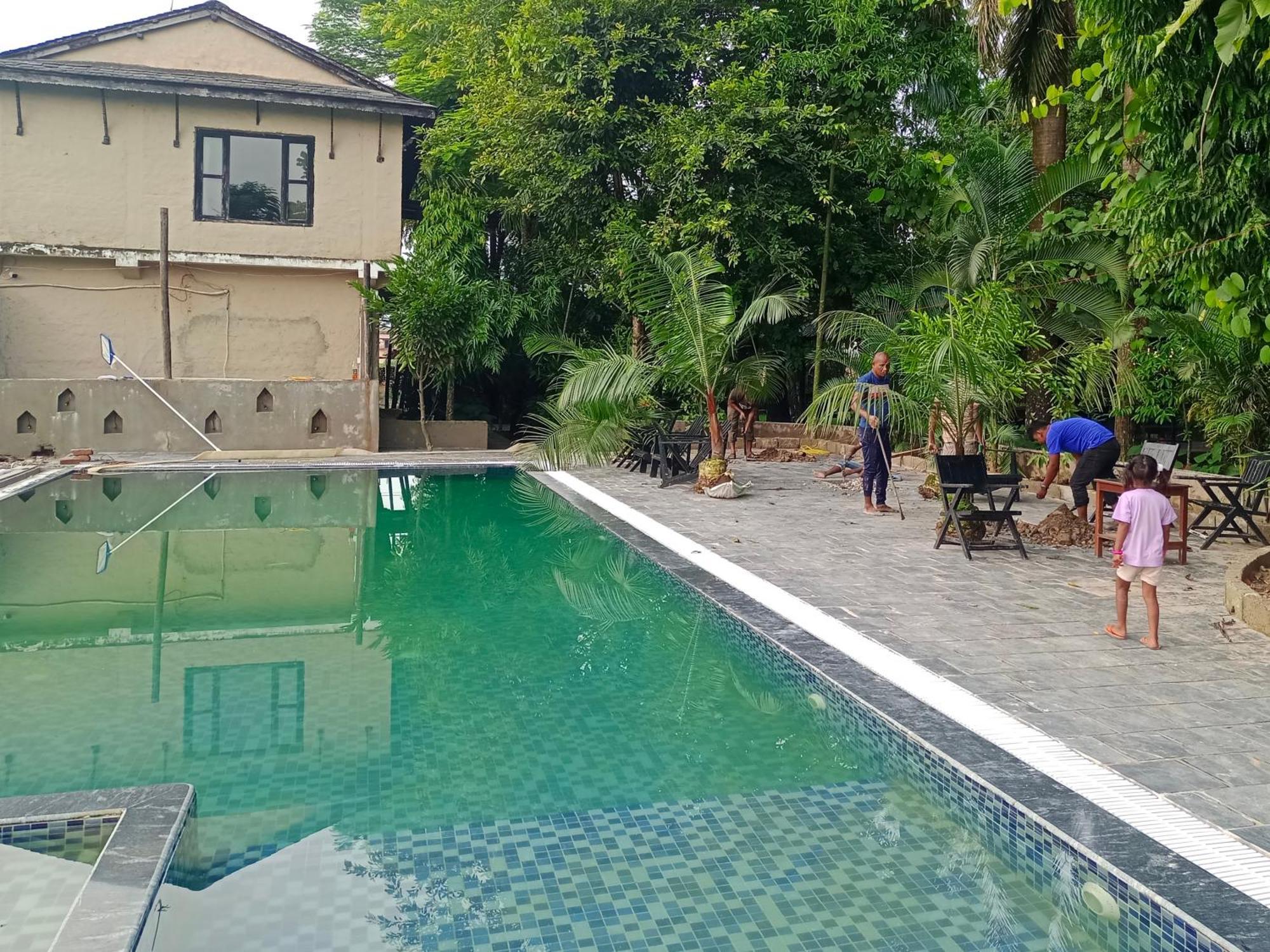 Hotel Parkside & Swimming Pool-Between Greenery And Azure ,Your Perfect Retreat Chitwan Zewnętrze zdjęcie