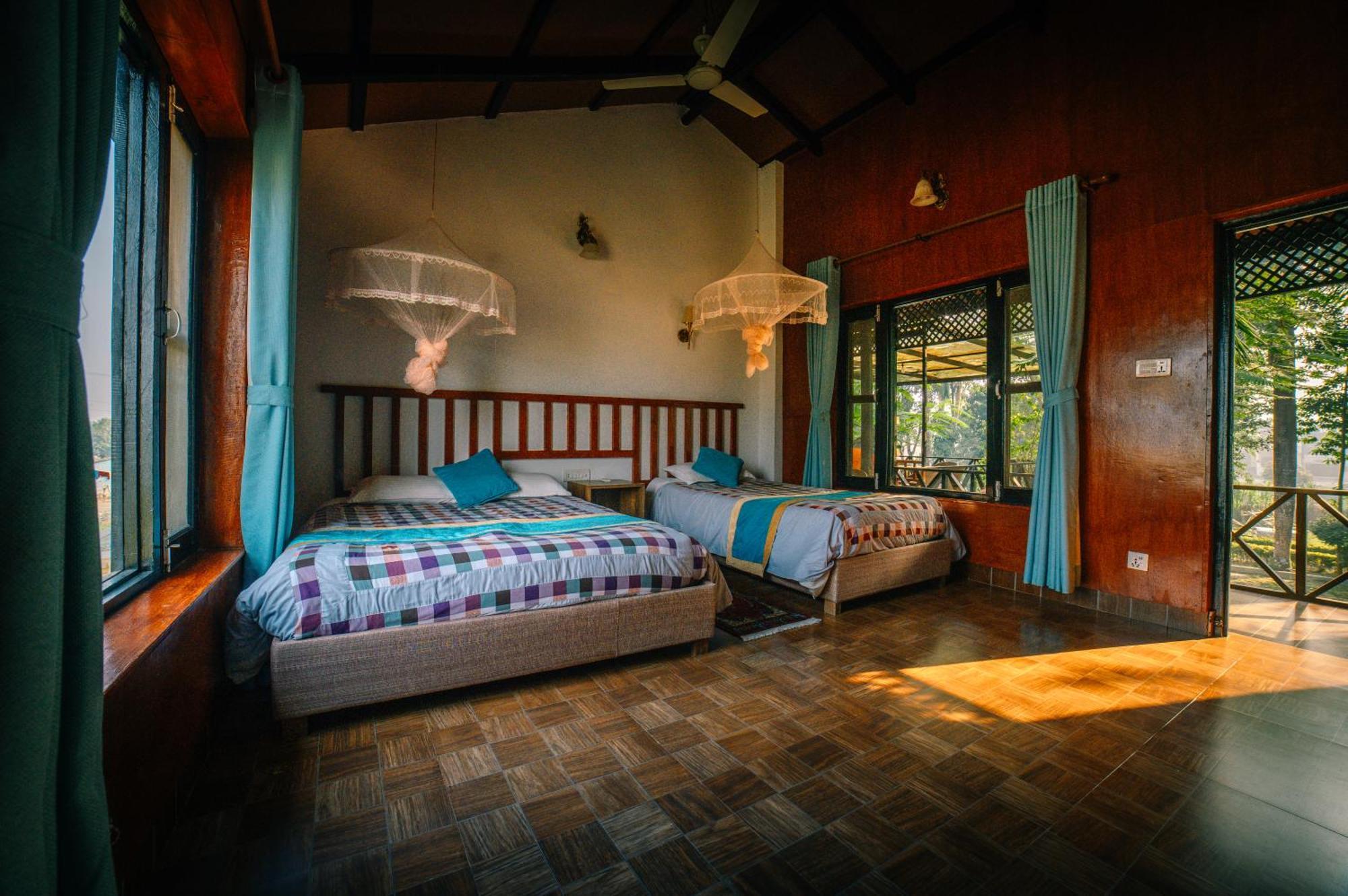 Hotel Parkside & Swimming Pool-Between Greenery And Azure ,Your Perfect Retreat Chitwan Zewnętrze zdjęcie