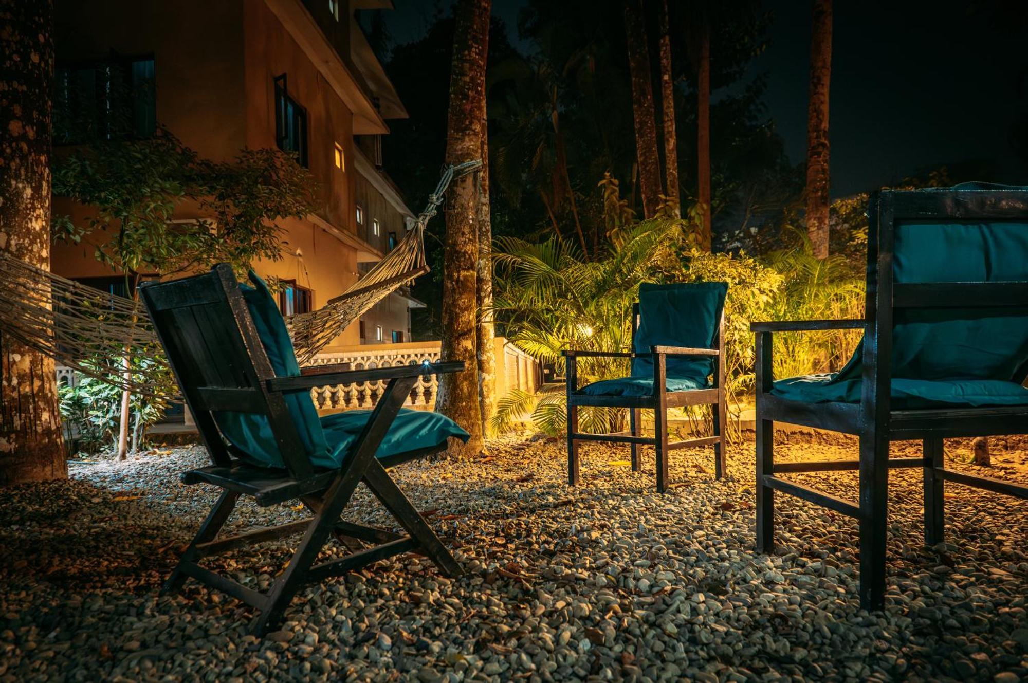 Hotel Parkside & Swimming Pool-Between Greenery And Azure ,Your Perfect Retreat Chitwan Zewnętrze zdjęcie