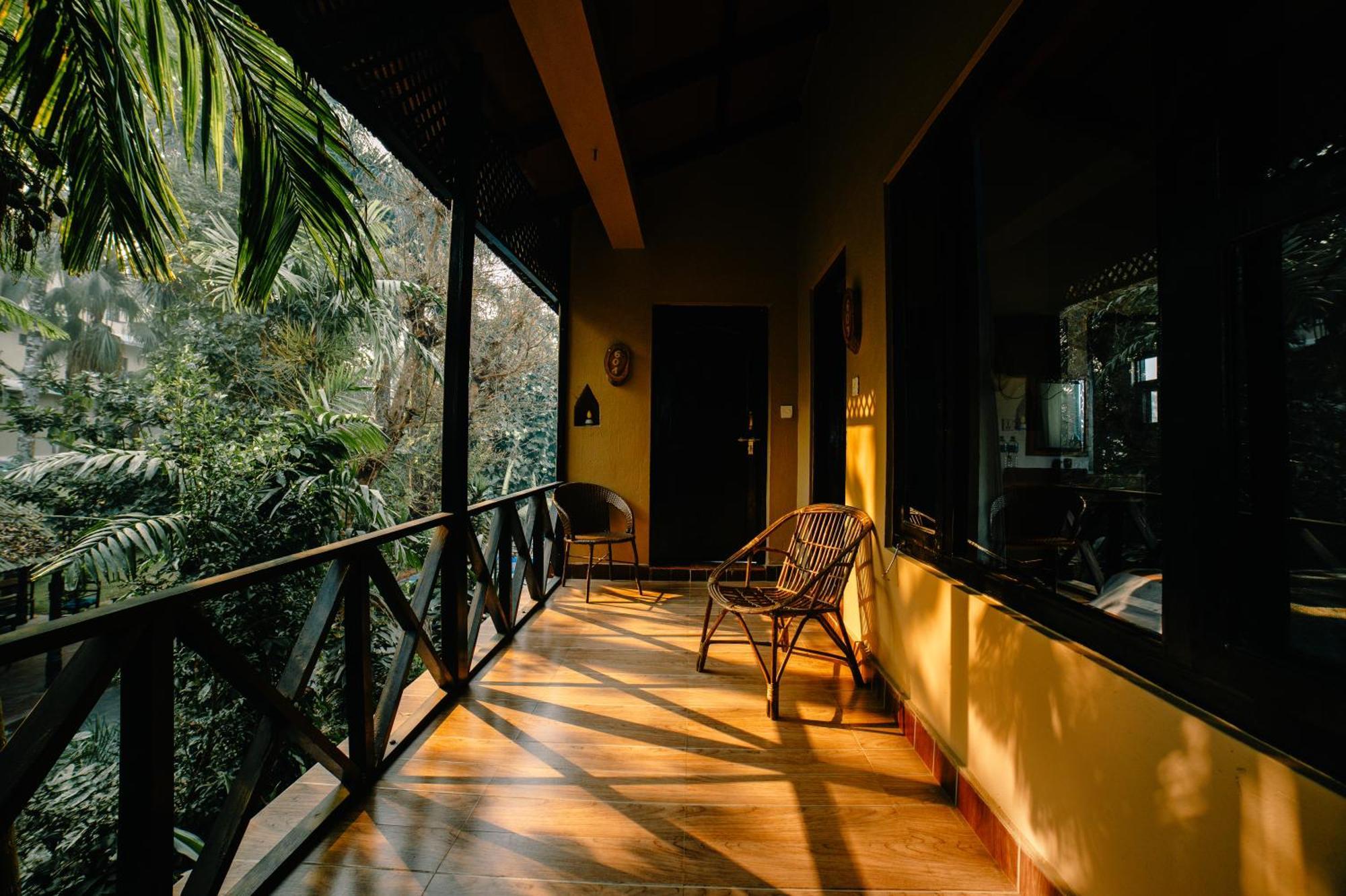 Hotel Parkside & Swimming Pool-Between Greenery And Azure ,Your Perfect Retreat Chitwan Zewnętrze zdjęcie