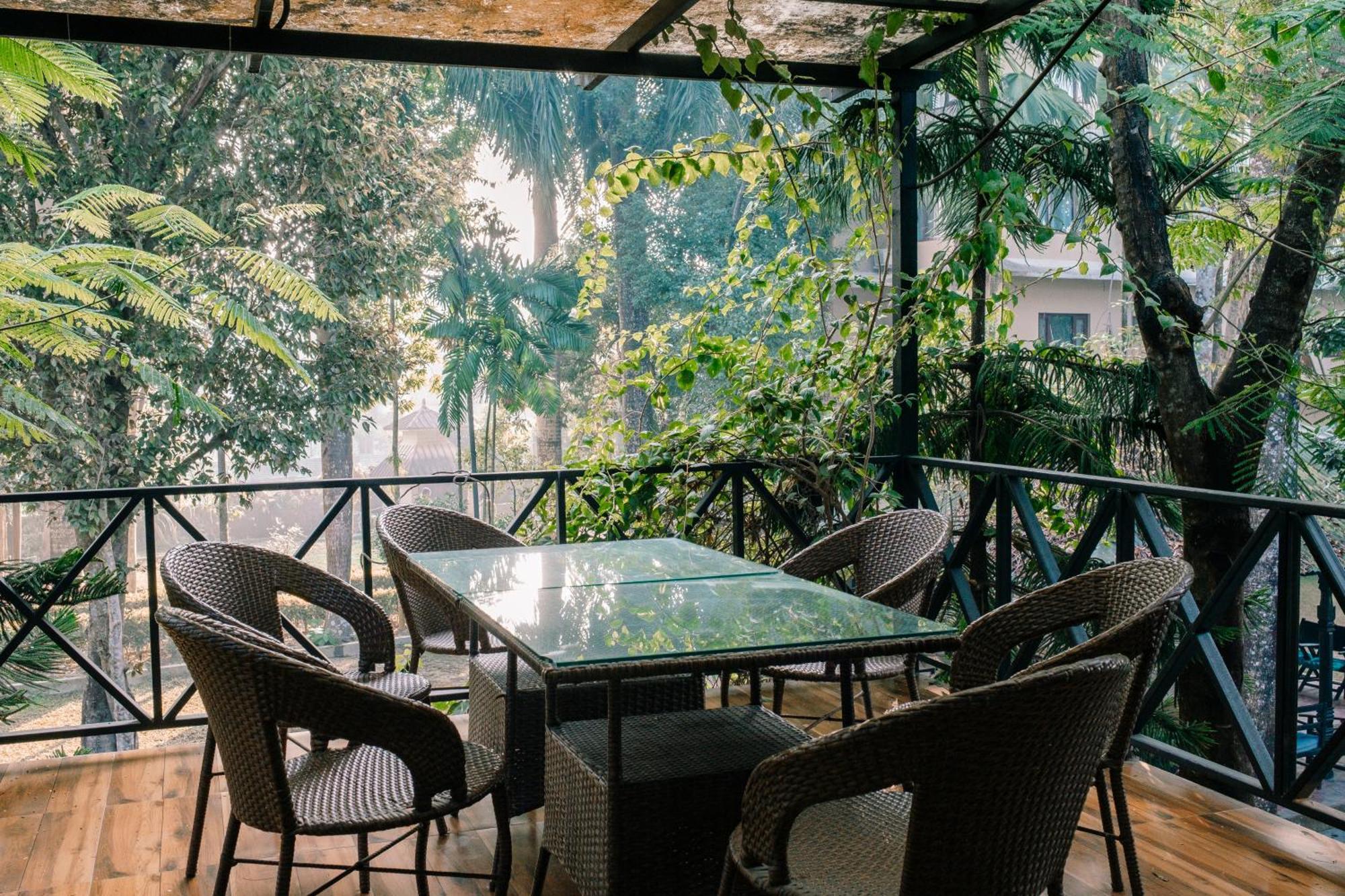 Hotel Parkside & Swimming Pool-Between Greenery And Azure ,Your Perfect Retreat Chitwan Zewnętrze zdjęcie