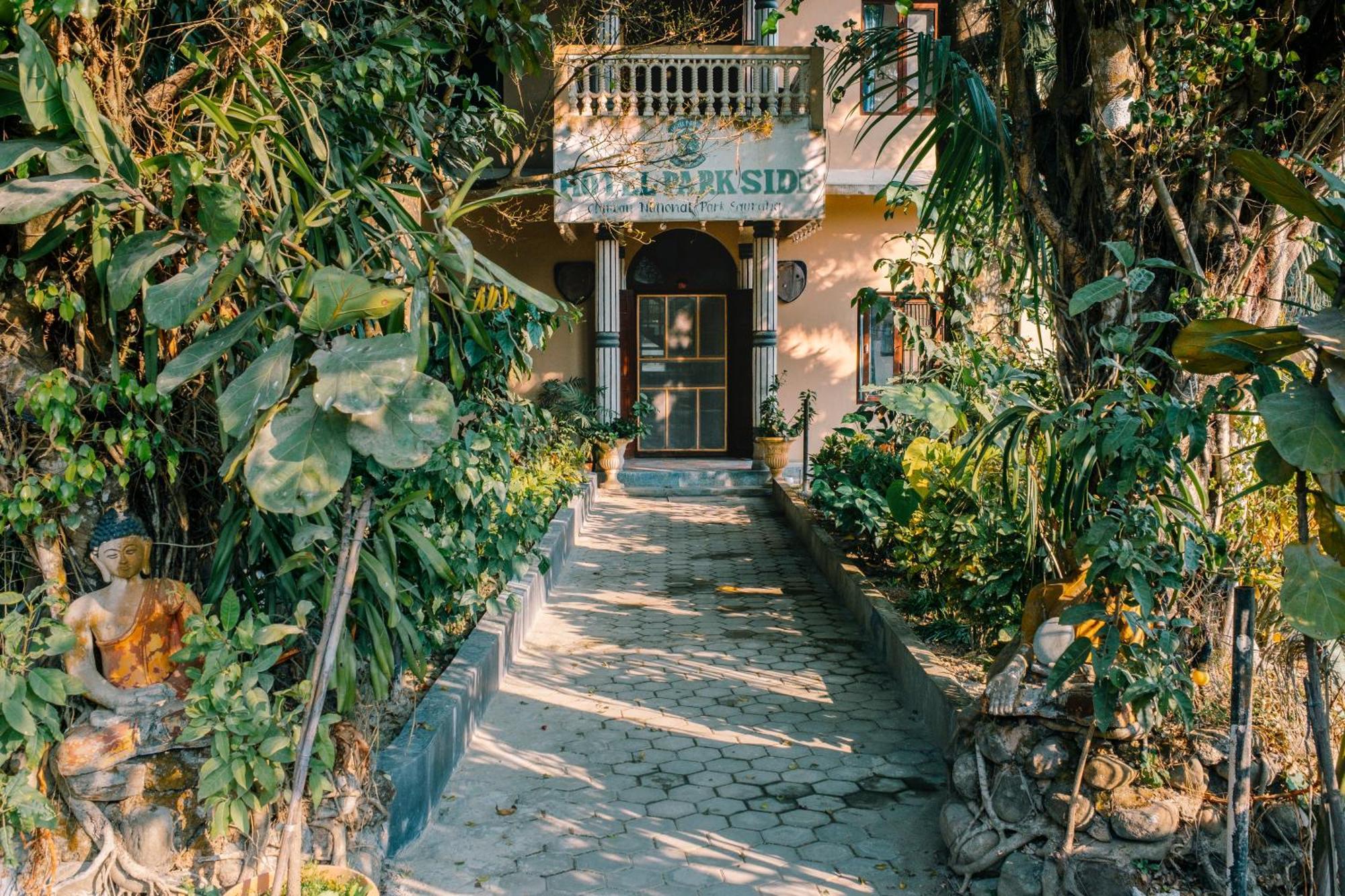 Hotel Parkside & Swimming Pool-Between Greenery And Azure ,Your Perfect Retreat Chitwan Zewnętrze zdjęcie