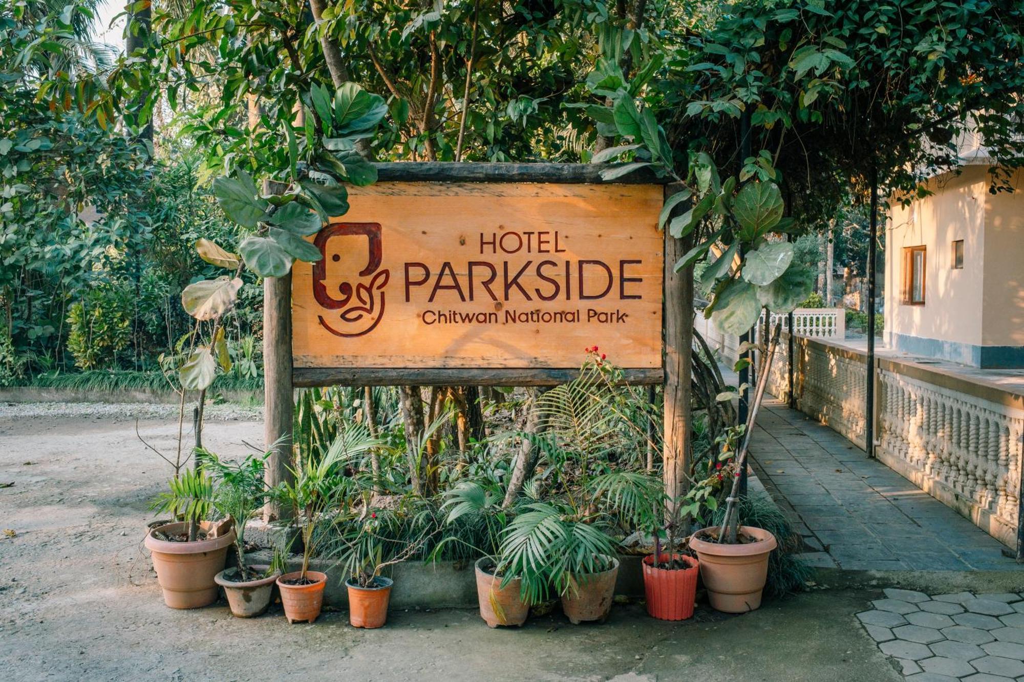 Hotel Parkside & Swimming Pool-Between Greenery And Azure ,Your Perfect Retreat Chitwan Zewnętrze zdjęcie
