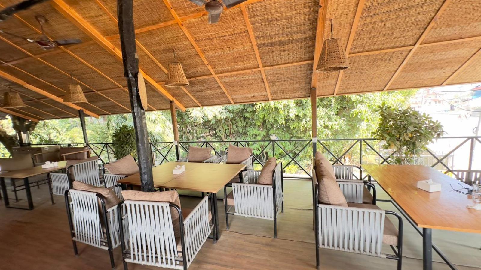 Hotel Parkside & Swimming Pool-Between Greenery And Azure ,Your Perfect Retreat Chitwan Zewnętrze zdjęcie