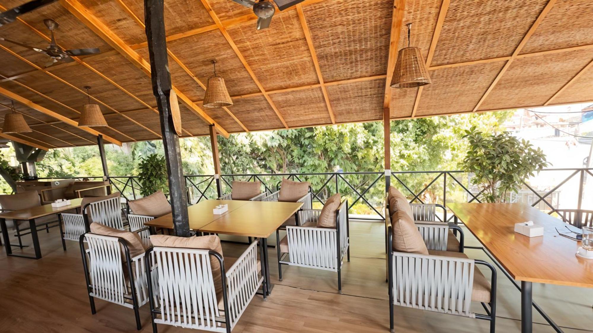 Hotel Parkside & Swimming Pool-Between Greenery And Azure ,Your Perfect Retreat Chitwan Zewnętrze zdjęcie